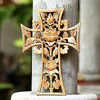 Reliefplatte aus Holz, „Devoted Lotus“ – Reliefplatte aus Suar-Holz mit Blumen und Kreuz