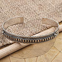 Manschettenarmband aus Sterlingsilber, „Flattered“ – handgefertigtes Manschettenarmband aus Sterlingsilber