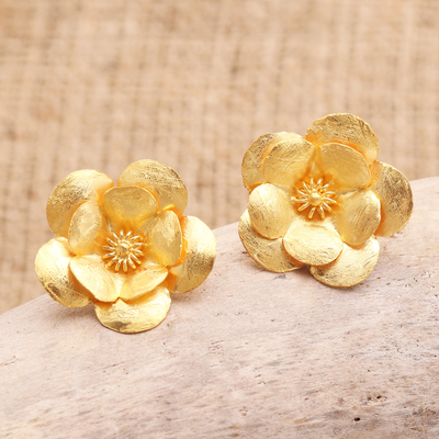 Gold-plated earring and dried flowers