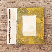 Álbum de fotos de fibra natural, 'Autumn Spirit in Yellow' - Álbum de fotos de fibra natural con motivos de hojas de Bali