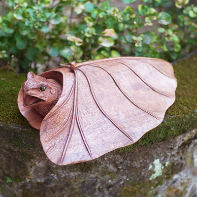 estatuilla de madera - Escultura de rana de madera de suar hecha a mano