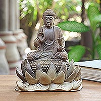 Escultura de madera de hibisco, 'Blessed Flower' - Escultura de Buda y loto de madera de hibisco