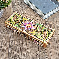 Caja de joyería de madera de cocodrilo pintada a mano, 'Butterfly Blooms' - Caja de joyería de mariposa de madera de cocodrilo pintada a mano