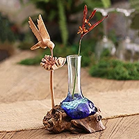 Holz- und Glasskulptur „Small Sips“ – mundgeblasene Kolibri-Skulptur aus Glas und Holz