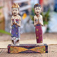 Estatuilla de madera, 'Balinese Pagar Ayu' - Estatuilla de ceremonia de boda de madera tallada a mano