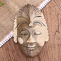 Máscara de madera, 'Máscara balinesa' - Máscara de madera de hibisco balinés tallada a mano