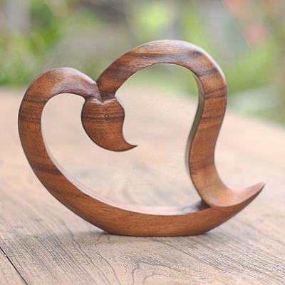 estatuilla de madera - Estatuilla con motivo de corazón en madera de suar tallada a mano