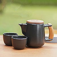 Juego de té de cerámica y madera de teca, 'Midday Tea in Black' (juego para 2) - Juego de té de cerámica y madera de teca negro (juego para 2)