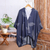 Handgewebte Kimonojacke aus Baumwolle, 'Feather Light'. - Handgewebte Kimono-Jacke aus Baumwoll-Denim mit Blättermotiv
