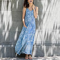 Sommerkleid aus Batik-Baumwolle, „Wolken und Wellen“ – handgestempeltes Maxi-Sommerkleid aus Batik-Baumwolle