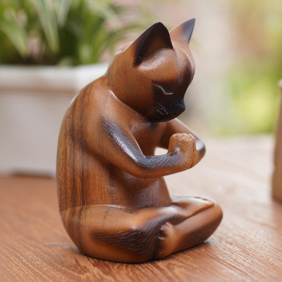 estatuilla de madera - Estatuilla de gato de madera de suar hecha a mano