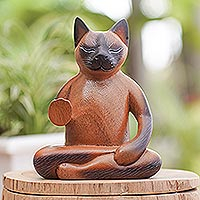 Estatuilla de madera, 'Cat Kindness' - Estatuilla de gato de madera de Suar hecha a mano de Bali