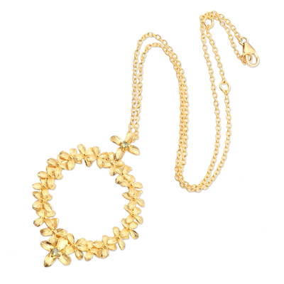 Collar con colgante de peridoto bañado en oro - Collar con colgante de peridoto con motivo floral bañado en oro