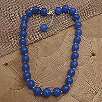 Achat-Perlenhalskette, „Abendcocktail in Blau“ – Sterlingsilber und blaue Achat-Perlenhalskette