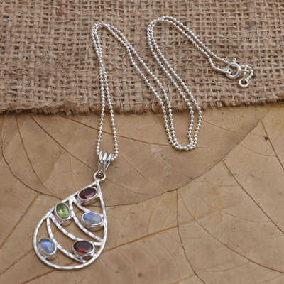 Halskette mit Anhänger aus mehreren Edelsteinen - Halskette mit Anhänger aus Granat und Regenbogenmondstein