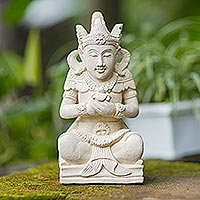 Estatuilla de arenisca, 'La paz de Arjuna' - Estatuilla de arenisca tallada a mano de Bali