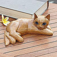 Estatuilla de madera, 'Slinky Feline in Brown' - Estatuilla de gato de madera de Suar tallada a mano