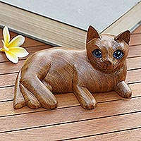Estatuilla de madera, 'Amigo felino en marrón' - Estatuilla de gato de madera de Suar hecha a mano de Bali