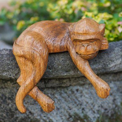 estatuilla de madera - Estatuilla mono de madera de suar elaborada artesanalmente