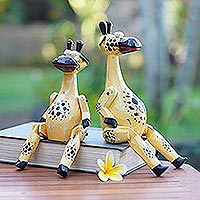 Estatuillas de madera, 'Par manchado' (par) - Estatuillas de jirafa de madera de Albesia hechas a mano (par)