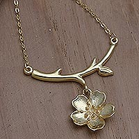 Collar colgante bañado en oro, 'Frangipani Branch' - Collar colgante floral bañado en oro