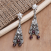 Granat-Ohrhänger, „Weihnachtsbaum“ – Sterling- und Granat-Ohrringe mit Feiertagsmotiv