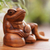 Holzskulptur „Chill Frog“ – handgefertigte Suar-Holz-Froschskulptur