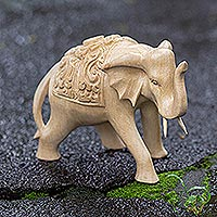Estatuilla de madera, 'Fortunate One' - Estatuilla de elefante de madera tallada a mano