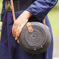 Bolso bandolera de bambú batik - Bolso bandolera de bambú con detalles en piel sintética