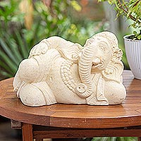 Sandstein-Statuette, „Sonnenbadender Ganesha“ – Sandstein-Ganesha-Statuette aus Bali