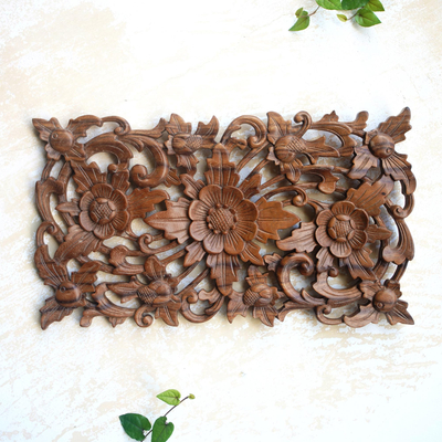 Reliefplatte aus Holz - Reliefplatte aus Suar-Holz mit botanischem Motiv