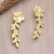 Pendientes trepadores bañados en oro - Pendientes trepadores chapados en oro con motivo floral