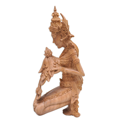 Escultura de madera, 'Dewi Sri' - Escultura de diosa indonesia de madera de hibisco