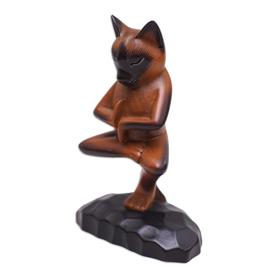 Holzskulptur - Handgeschnitzte Suar-Holzfigur einer Katze in Yoga-Position