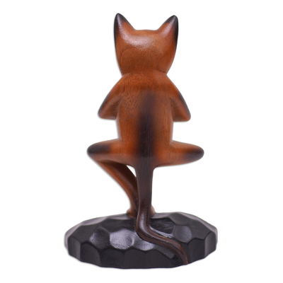 Holzskulptur - Handgeschnitzte Suar-Holzfigur einer Katze in Yoga-Position
