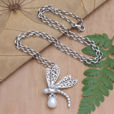 Halskette mit Anhänger aus Zuchtperlen - Halskette mit Libellen-Anhänger aus Zuchtperlen