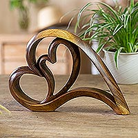 Estatuilla de madera, 'Amor en capas' - Estatuilla de madera de suar hecha a mano con motivo de corazón