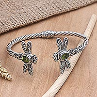 Peridot-Manschettenarmband, „Soft Flutter in Green“ – Peridot-Manschettenarmband mit Libellenmotiv