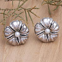 Pendientes de botón de perlas cultivadas, 'Finest Flower' - Pendientes de botón de perlas cultivadas con motivo floral