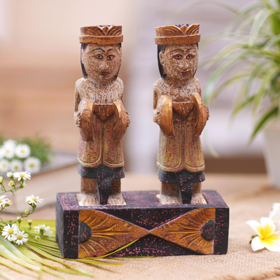 Wood statuette, 'Accompanying Ceng Ceng' - Hand Made Albesia Wood Statuette