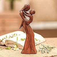 Estatuilla de madera, 'Amor de Madre' - Estatuilla de Madera de Suar Madre e Hijo
