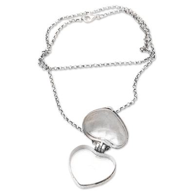 Granat-Medaillon-Halskette - Granat-Medaillon-Halskette mit Herzmotiv