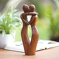 Estatuilla de madera, 'Momento Mágico' - Estatuilla de madera de Suar hecha a mano de Bali