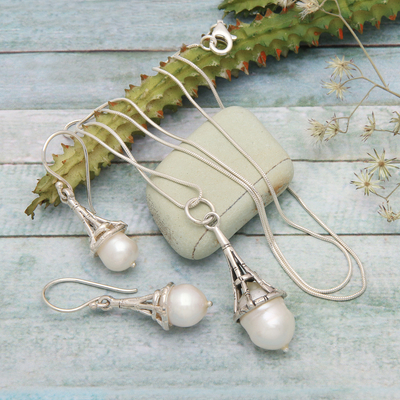 Juego de joyas con perlas cultivadas - Juego de joyas de perlas cultivadas hecho a mano.