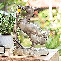 Escultura en madera, 'El dominio de un pato' - Escultura en madera de hibisco de un pato salvaje en su entorno