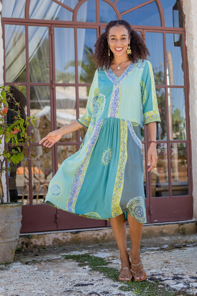 A-Linien-Kleid aus Batik-Rayon - Grünes Batik-A-Linien-Kleid mit Blumenmotiv