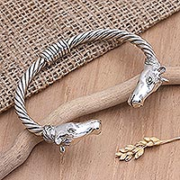 Manschettenarmband aus Sterlingsilber, „Pferderennen“ – gedrehtes Manschettenarmband aus Sterlingsilber mit Pferdeköpfen