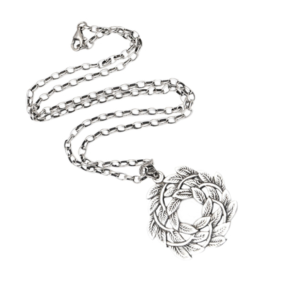 Halskette mit Anhänger aus Sterlingsilber - Halskette mit Anhänger aus Sterlingsilber mit Blattmotiv