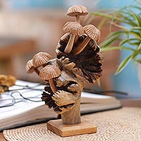Escultura de madera, 'Towering Mushrooms' - Escultura artesanal con motivo de setas