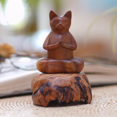 Holzskulptur, 'Morgenmeditation' - Einzigartige meditierende Katzenskulptur